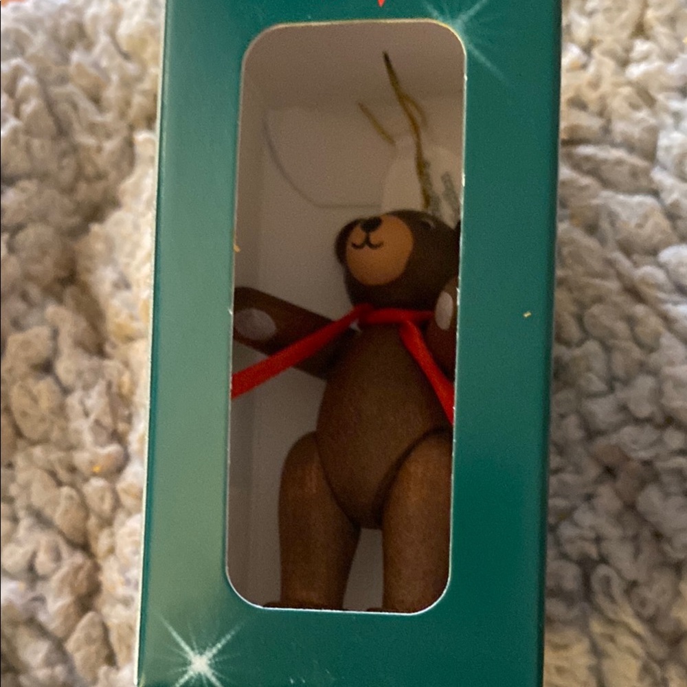 Baumbehang Exklusiv Glasser WoodenBrown Bear Ornament with Red Ribbon
